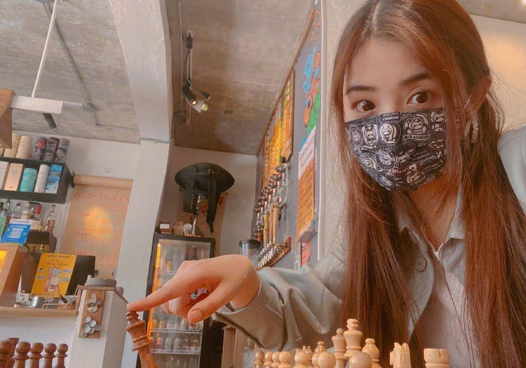 张含韵|张含韵真孝顺携妈妈旅行，妈妈穿网纱裙比女儿还漂亮，母女似姐妹