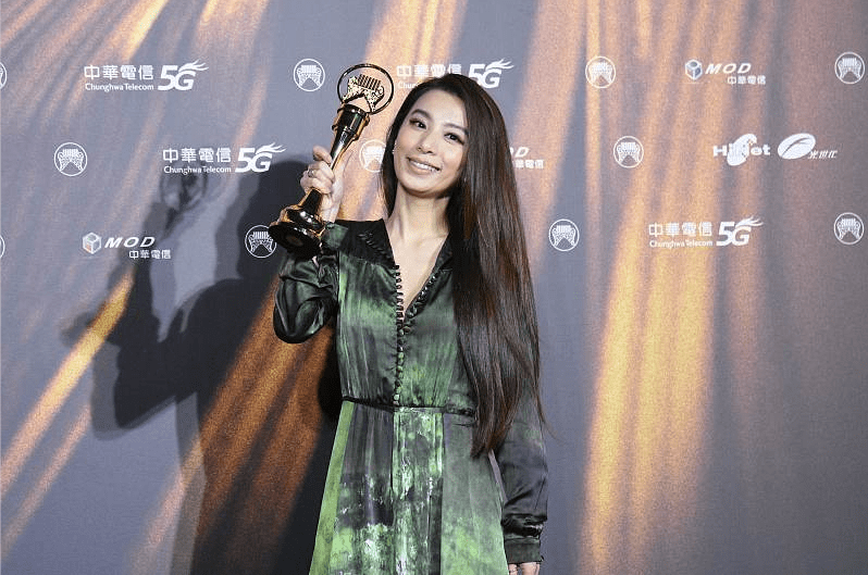 服装|金曲奖最佳女歌手田馥甄实至名归,穿绿裙美若天仙,看着真养眼