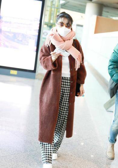 整体|李菲儿品味真不俗！穿奶奶衫配奶奶裤，看似老土，实则慵懒又高级