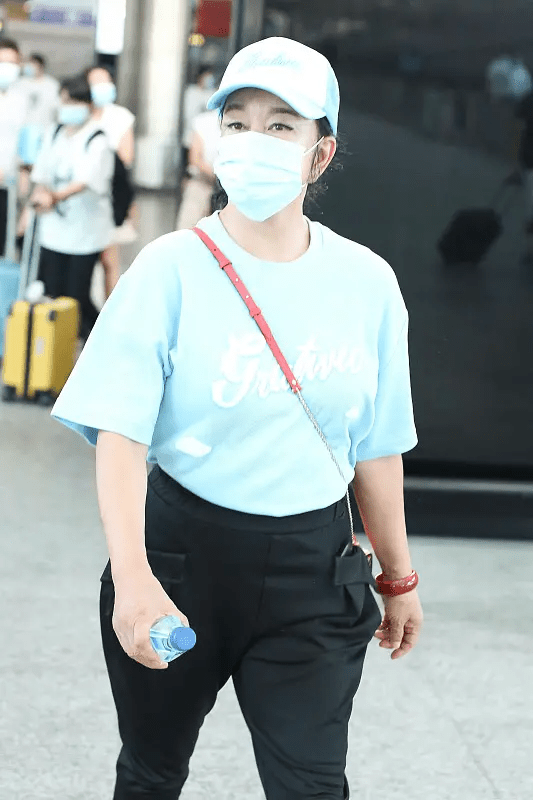 感觉|刘晓庆终于肯服老，不再掩饰脸上皱纹，72岁样子很真实但不自然！