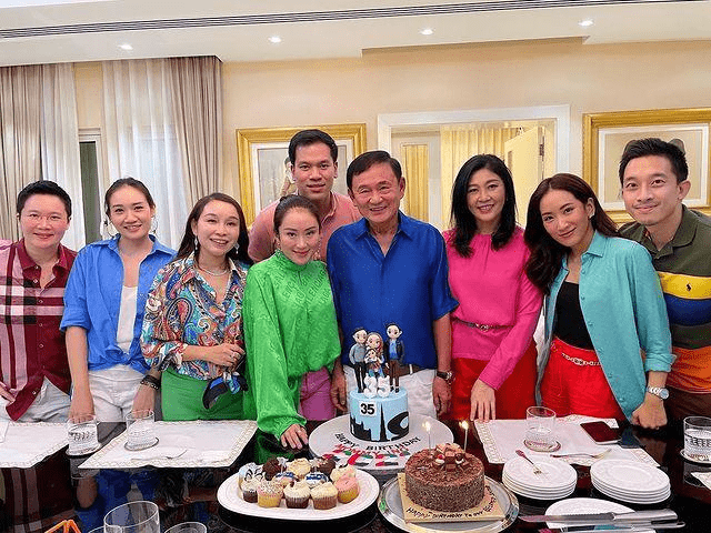 饱和度|英拉一家10口为侄女庆生，哥哥祖孙三代齐亮相，一家人穿成暴发户