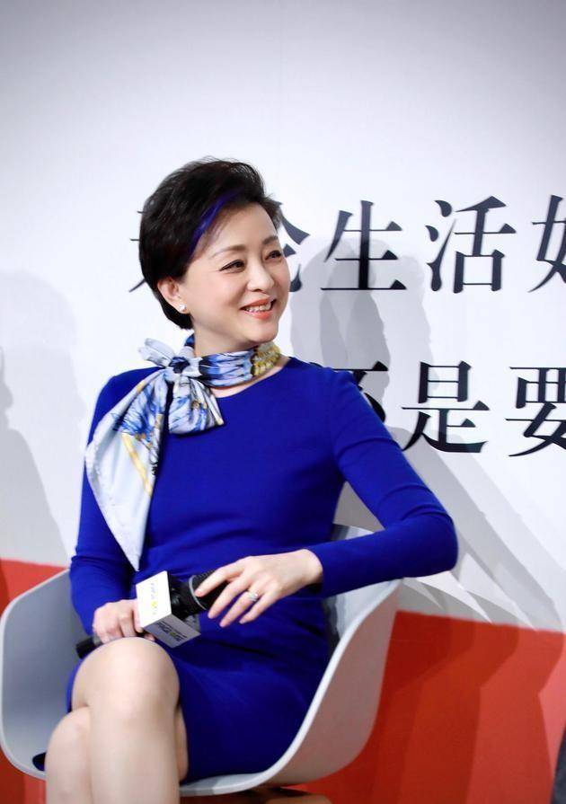 颜色|杨澜太有“品”了，西装配印花衫干练不失精致，挑染发色太潮了