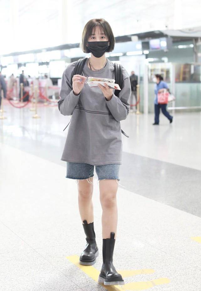 曲线|海陆一身妹妹气质，学生短发配男友风T恤，娇小曲线真惹人心疼