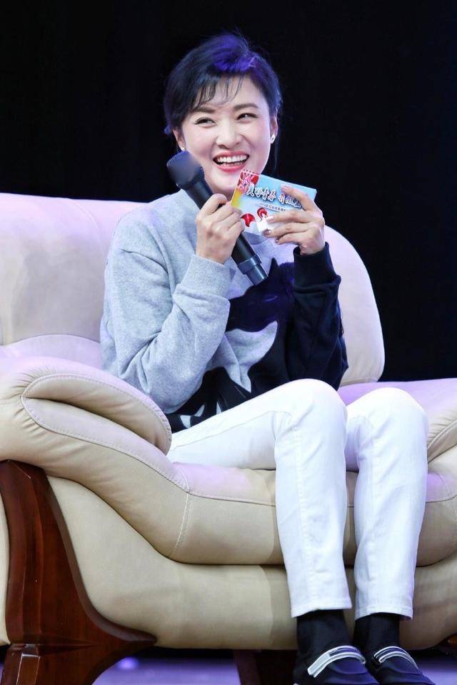 都美|周涛给企业庆典主持,53岁气质居然这么好,不装嫩有老人的优雅!