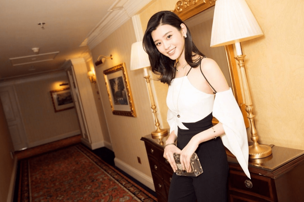 因为|奚梦瑶怀二胎，微博晒日常，网友：豪门叫二胎，普通人叫生育机器