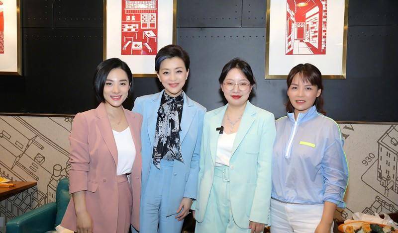 颜色|杨澜太有“品”了，西装配印花衫干练不失精致，挑染发色太潮了