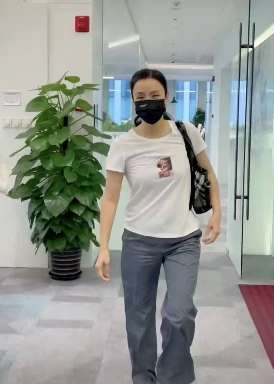 显得|拍到陶虹素颜，颜值身材还不如素人，包装一下就这么气质漂亮了！