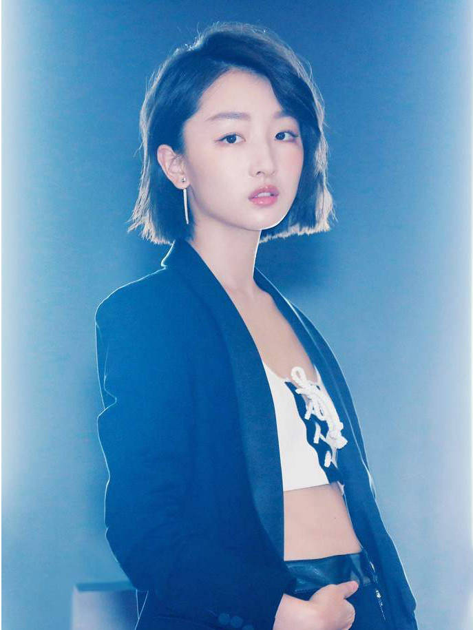 周冬雨|周冬雨和关晓彤撞衫同款拉链裙，穿出了小个子优势，完全不输气场