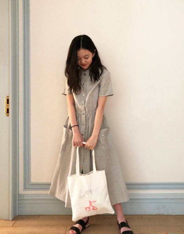 服装|李嫣终于敢露正脸，和闺蜜聚会打扮甜美居C位，越瞅越像妈妈王菲