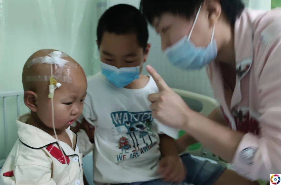 母亲|病房里，10岁哥哥暑假帮妈妈照顾患病的妹妹，看了让人心疼