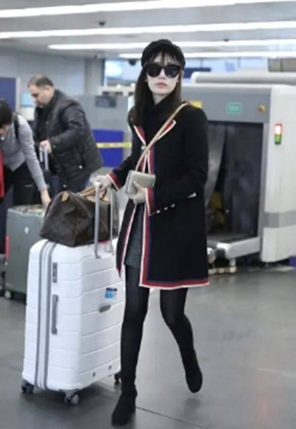 身材|马蓉罕见晒美照!穿衬衫梳丸子头哪里像孩子妈?男友视角下太清纯