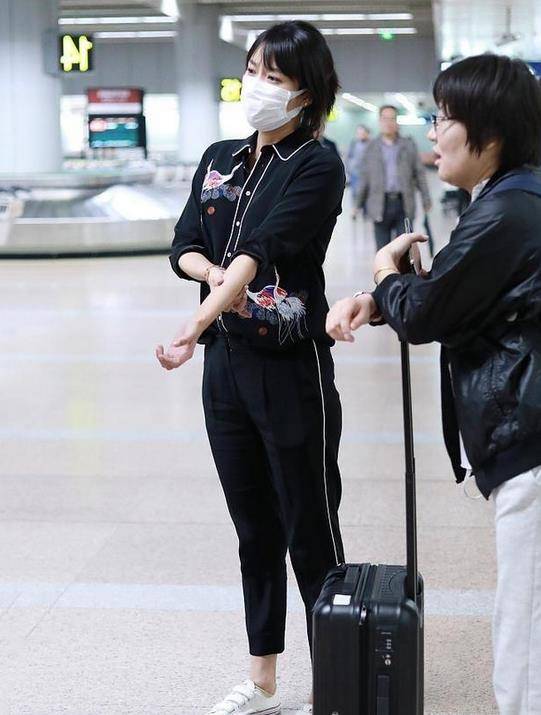 设计|徐静蕾不愧是文艺圈女神，“睡衣外穿”不显邋遢，反而穿出高街范
