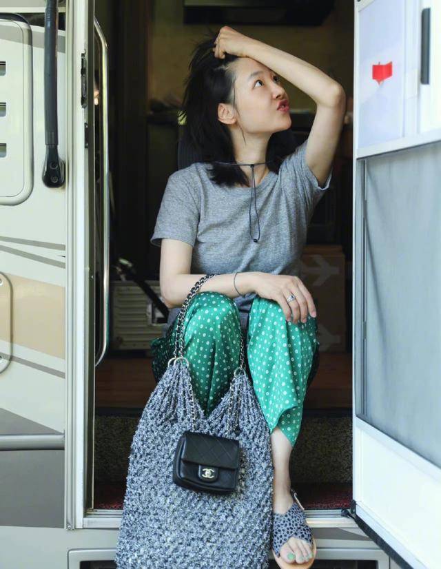 长袖|白百何真是“时髦精”，长袖衬衫搭配阔腿裤，可盐可甜