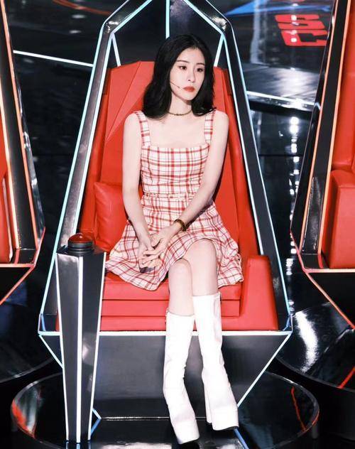 一身|趁着夏天还在，跟着张碧晨穿一身格子连衣裙，甜甜的很可爱