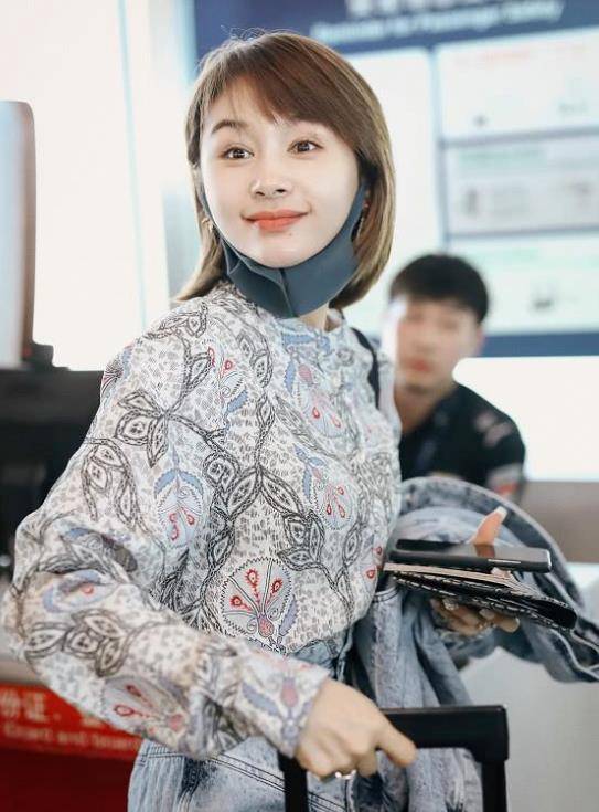 下半身|王子文真够辣的！印花衬衫配齐臀裙复古不失青春，蛇皮鞋太有品了