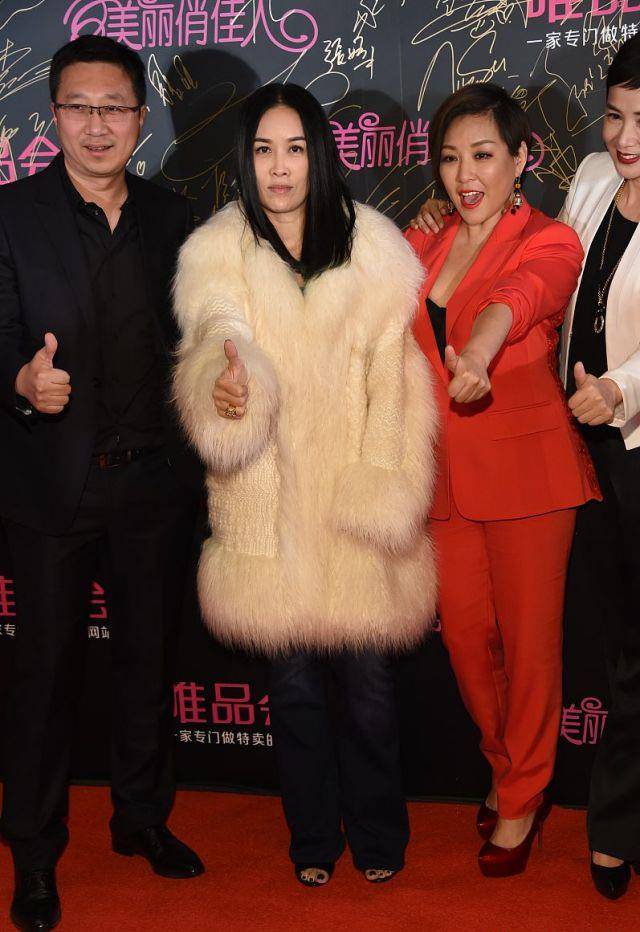 大姐|那英姐妹团走红毯，她穿貂像大姐，李静西装内秀曲线，蒋雯丽最土
