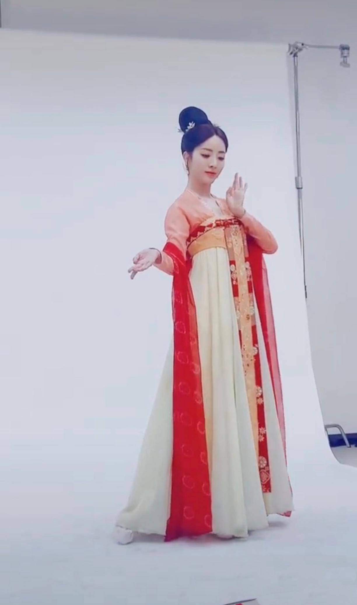 李思思|央视主持李思思上班拍片好惊艳,穿古装美成嫦娥,身段苗条太出众