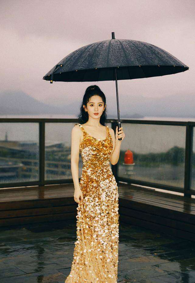 亮片|赵丽颖是刚出逃的公主吧，金色礼服裙好耀眼，真是美成“仙女”了