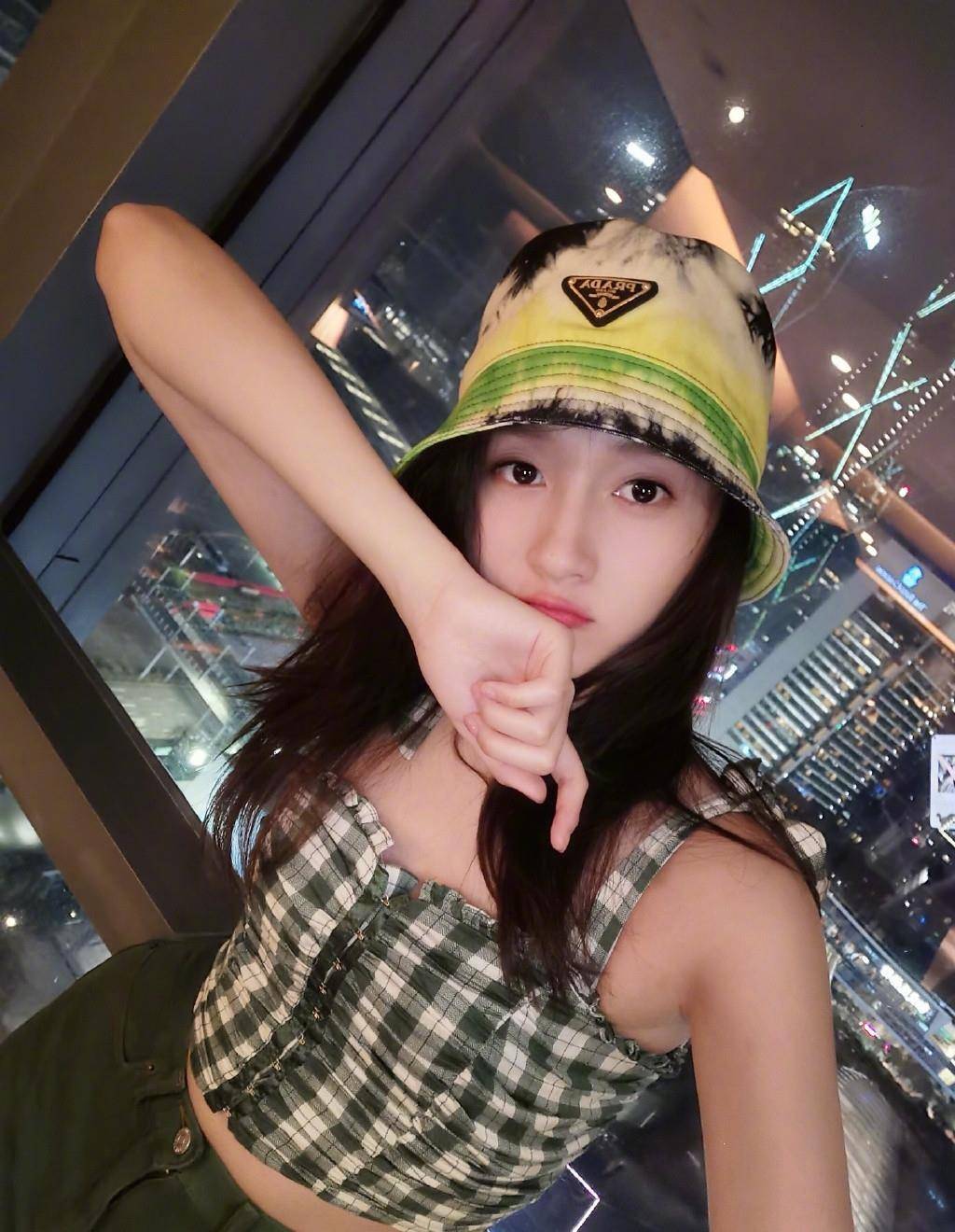 整体|关晓彤国庆晒照变瘦了，T恤穿成紧身装，“沙漏身材”看服我了