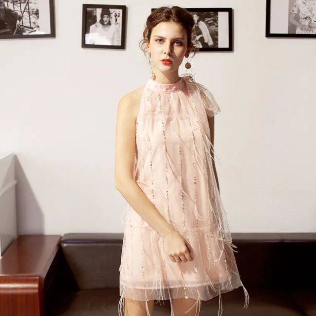 服装|58岁的何超琼不服老，穿粉色的连衣裙走公主风，脸色红润气质好