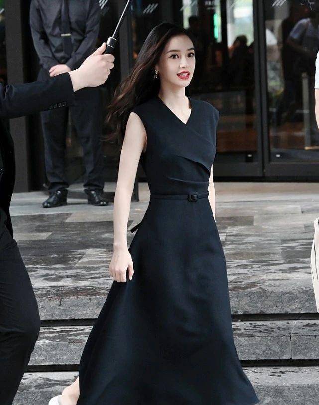 黑色|杨颖生图颜值很抗打，黑色连衣裙+拖鞋接地气，这些搭配洋气十足