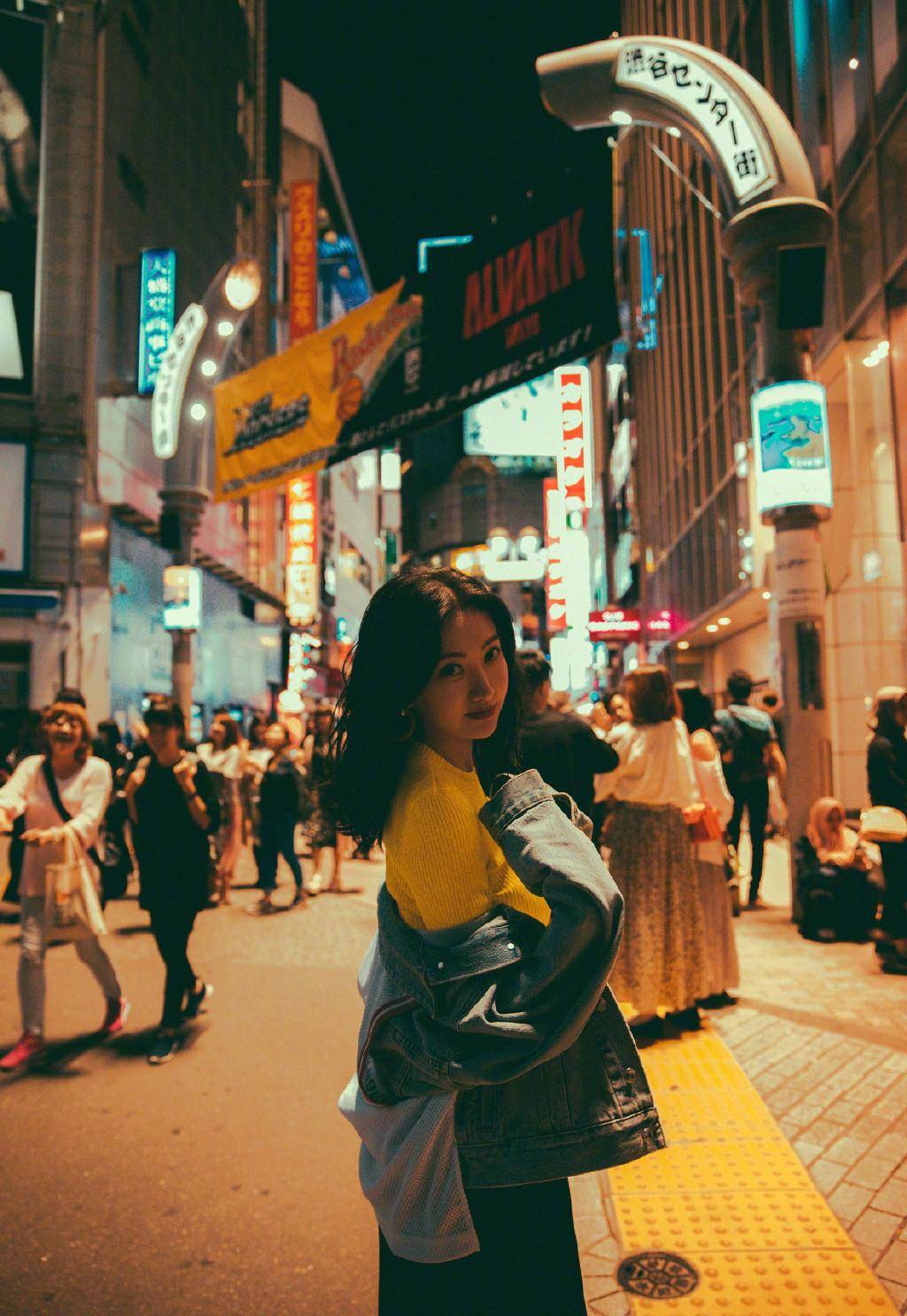 景甜|31岁景甜单身后变胖，罕见紧身衣显“沙漏型”身材，这打扮学不来