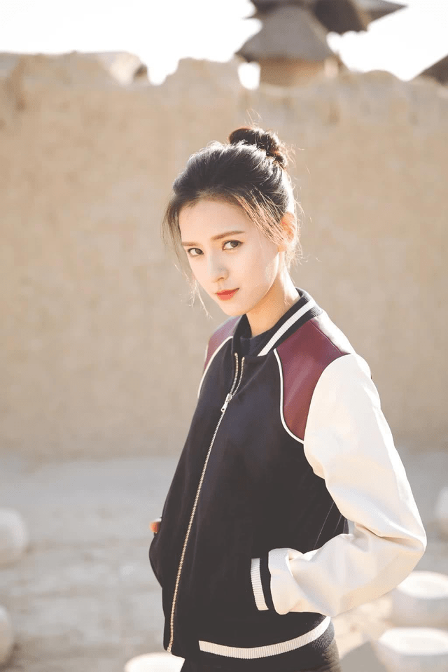 女孩子|哈尼克孜才是新疆女神,穿黑色连衣裙温婉大气,基础款穿出高级感