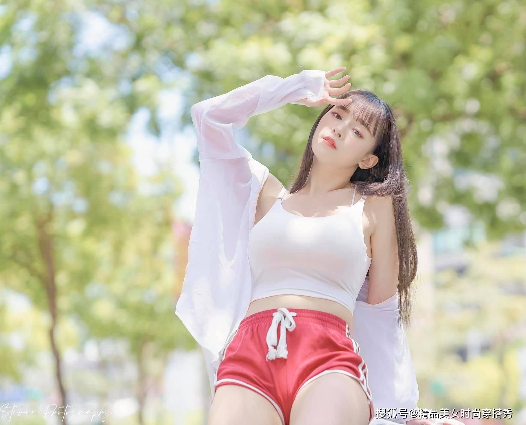 装备|小姐姐身穿一件运动的上衣搭配红色的短裤，满满的运动休闲风