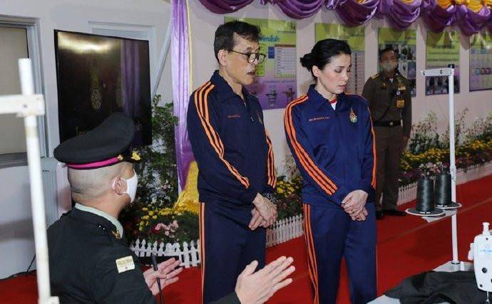 体重|泰国王后回国变化大，穿裹身裙体重直逼150斤，三层肉胖到认不出