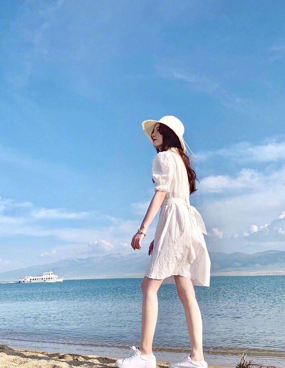 短裙|29岁鞠婧祎暑假旅行太节约,穿845短裙159cm穿成169cm,谁说她矮