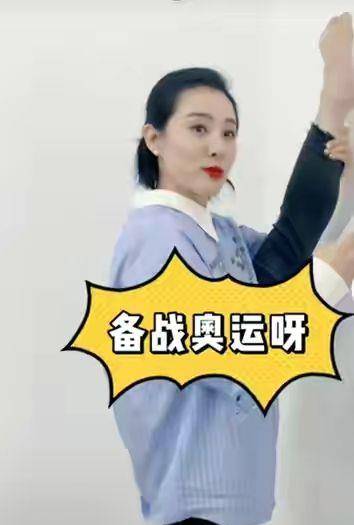 黑色|刘璇罕见出镜，黑眼圈皱纹都好明显，可气质比很多女星都高贵！