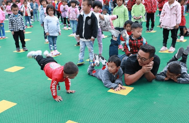 因为|云南有个“乞丐校长”，“乞讨”来的幼儿园，家人十分不能理解