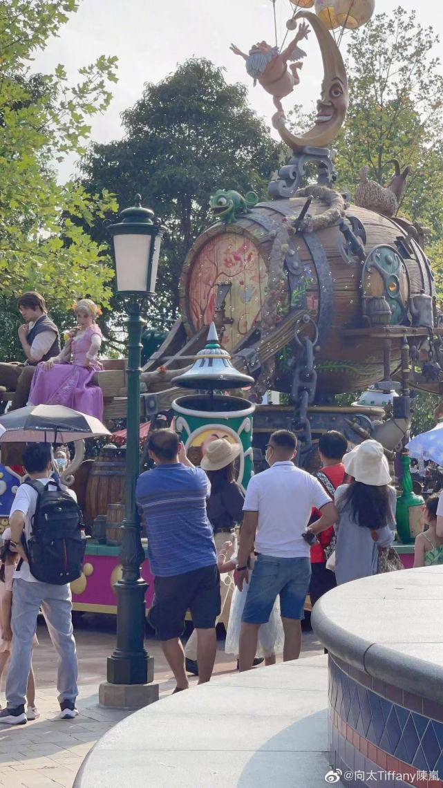 孙女|向太带娃，向佐郭碧婷给cora买童装，挑选高奢衣物把女儿宠成公主