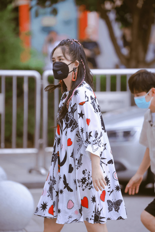 身材|谢娜复工后的穿搭真随性，衣着宽松却不显胖，花哨设计看着更个性