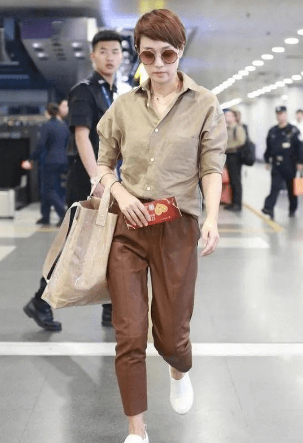 黑色|马伊琍真会穿,棕红色头发配同色皮裤走机场,挎个大麻袋都好时髦