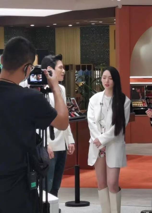 视觉|郭碧婷被向家养得真好，穿一身白脸胖了一圈，和婆婆向太越来越像