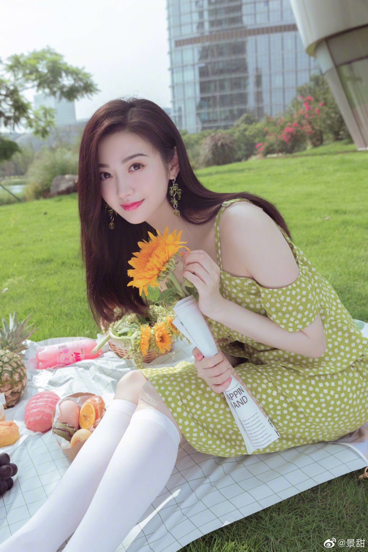 自拍|女明星拍照的两种状态,摆拍妆容精致还精修,自拍素颜且直男角度