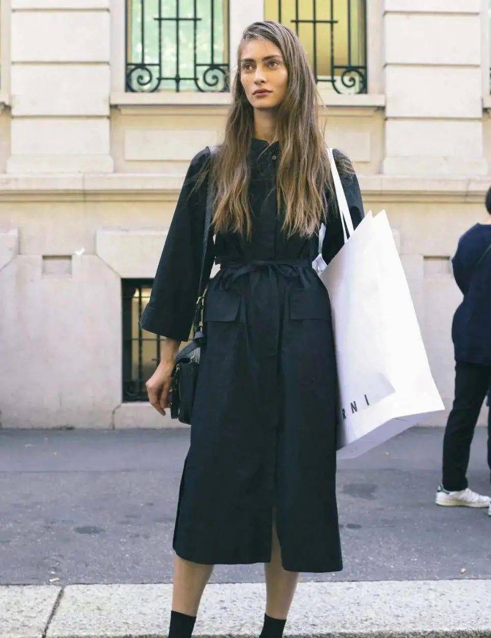 视觉|今夏“裙子＋运动鞋”这样穿，好看死了！