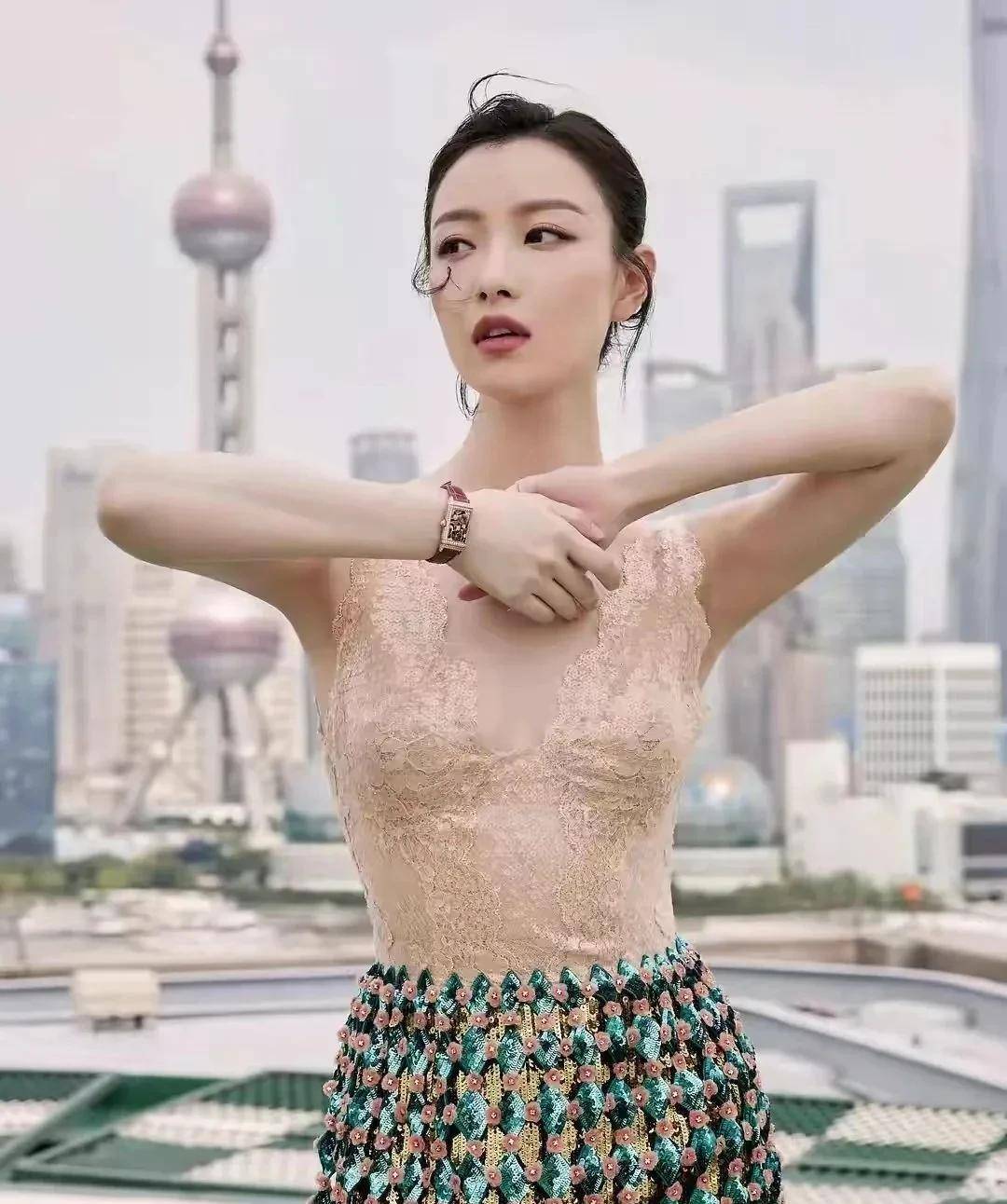 红毯|上海红毯,陈数“熟味”逼人,关晓彤总算穿对,倪妮气场大杀四方