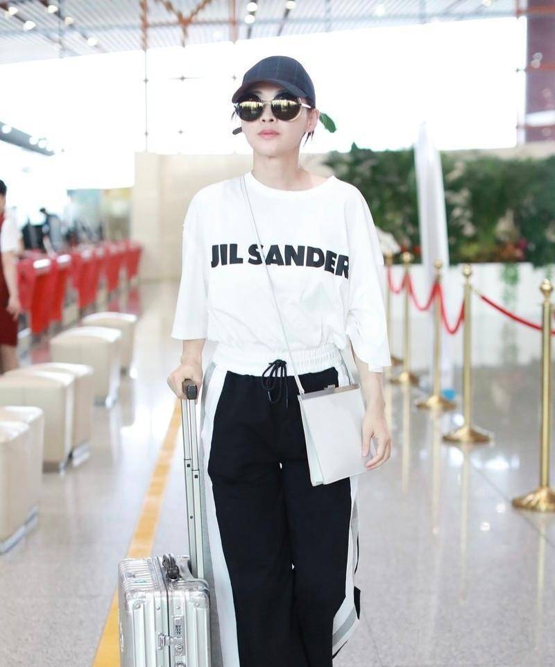 身材|刘诗诗吴奇隆罕见秀恩爱,穿T恤配休闲裤,网友:十指紧扣好恩爱