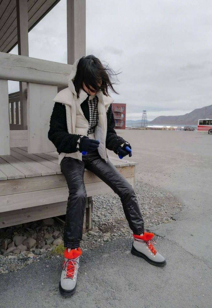 飞行服|刘雯是真怕冷，穿棉服配高领衫走机场，看到1万1短裤我真服了