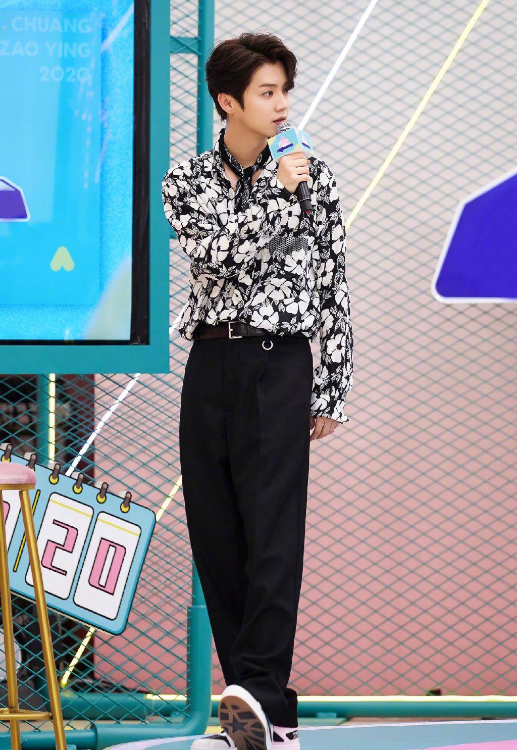 新造型|鹿晗新造型太“时尚”，罕见甜美西装秀事业线，真比关晓彤还撩人