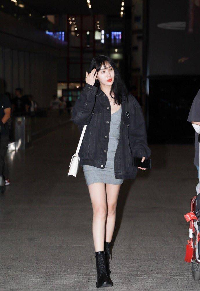 身材|32岁李菲儿终于穿吊带裙，配短靴好靓丽，这身材娱乐圈都罕见