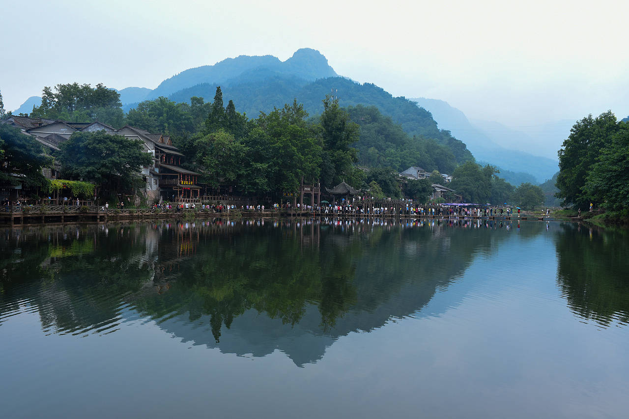 而且这里有两条河汇集于柳江镇,很多建筑都在河流的旁边,依山临水