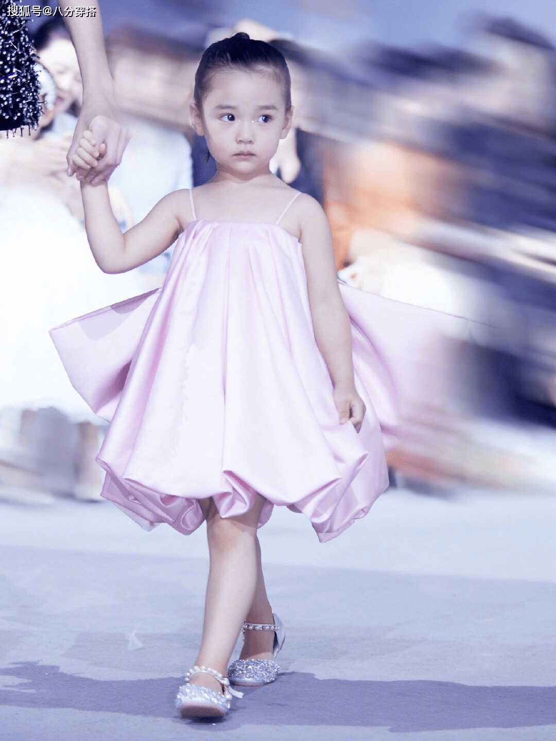 套装|小酒窝继承了董璇的高颜值，穿红色娃娃领套装俏皮可爱，甜美温柔