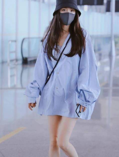 休闲风|武磊老婆穿白衬衫走机场,身材颜值都很出众,低调文静没明星架子