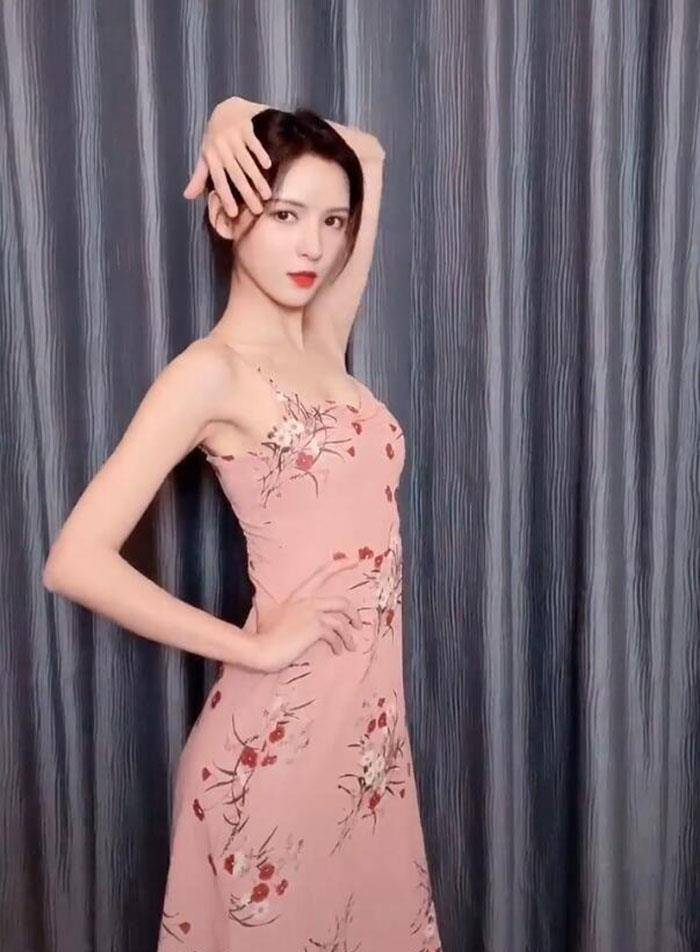 张予曦|王思聪前女友张予曦开挂了，家中热舞秀细腰，手臂太长好不真实