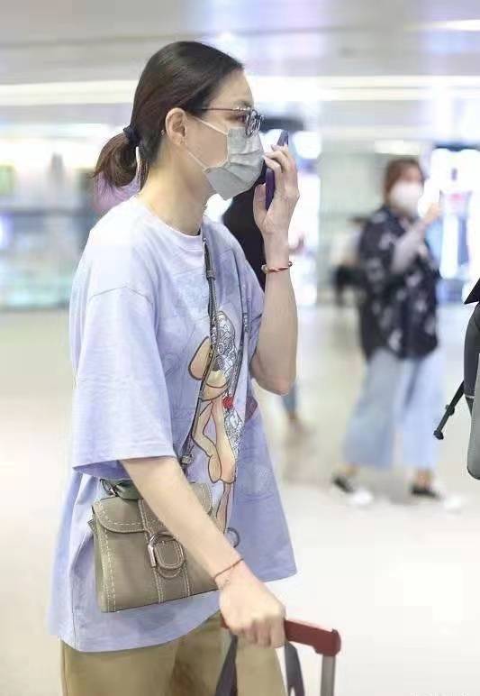 老公|吴敏霞孕后首露面，和老公同穿基础款走机场，打扮低调像邻家姐姐