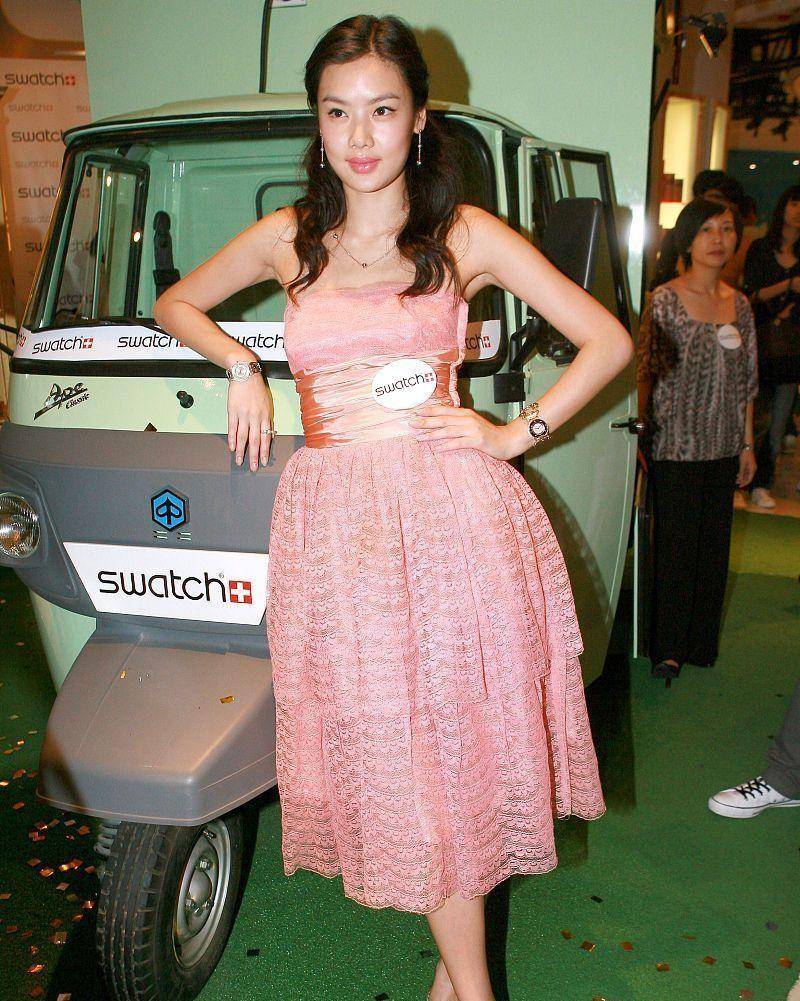 乐基儿|乐基儿虽然上身看着壮，但穿上女人装后，还挺有魅力，曲线真好