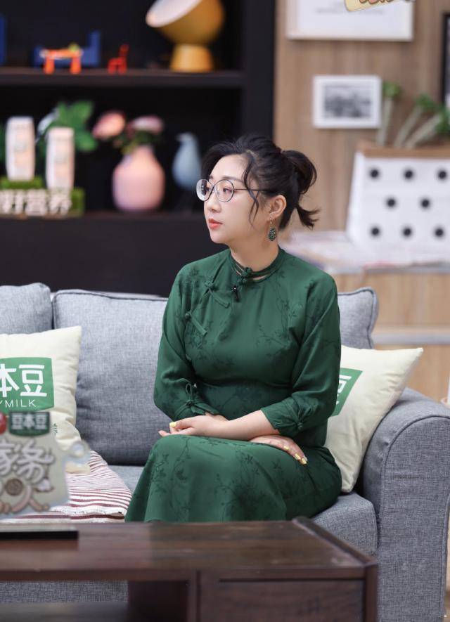 廓形|孙俪新剧放飞自我,穿旗袍烫波浪卷扮“邦女郎”,骨子里透着自信